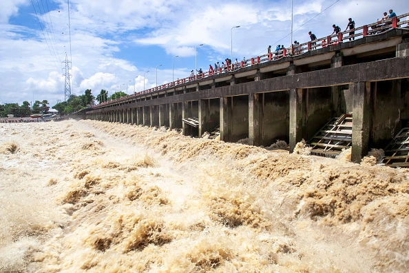 বিপদসীমা ছাড়াল ফরাক্কার গঙ্গা,