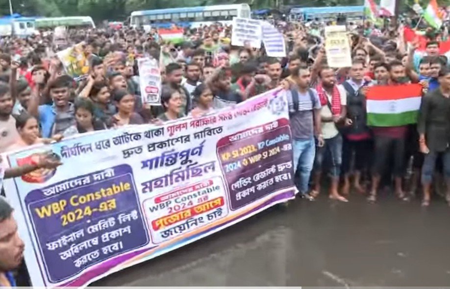 WB police recruitment :পুজোয় আগে চাকরির নিয়োগের দাবিতে শিয়ালদহে বিক্ষোভ পুলিশ কনস্টেবল পরীক্ষার্থীদের